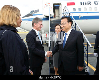 Wellington. 26 Mar, 2017. Il premier cinese LI Keqiang (1R) arriva con la moglie Cheng Hong (2R) a Wellington, Nuova Zelanda, Marzo 26, 2017, per una visita ufficiale in Nuova Zelanda su invito della sua nuova zelanda omologo del Bill English. Credito: Pang Xinglei/Xinhua/Alamy Live News Foto Stock