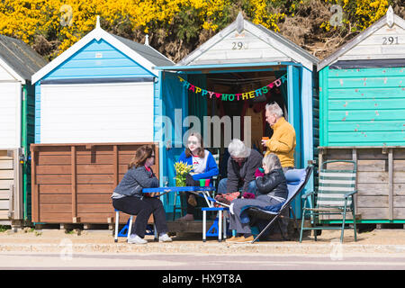 Bournemouth Dorset, Regno Unito. 26 Mar, 2017. Regno Unito: meteo bella calda giornata di sole come famiglie prendere la mamma al mare per celebrare la festa della mamma e approfittate del sole a Bournemouth spiagge. Famiglia festeggiano le mamme giorno presso il Beach Hut. Credito: Carolyn Jenkins/Alamy Live News Foto Stock