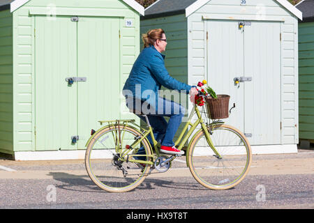 Bournemouth Dorset, Regno Unito. 26 Mar, 2017. Regno Unito: meteo bella calda giornata di sole come famiglie prendere la mamma al mare per celebrare la festa della mamma e approfittate del sole a Bournemouth spiagge. Donna Bicicletta Equitazione con fiori in cesto lungo la promenade Credito: Carolyn Jenkins/Alamy Live News Foto Stock