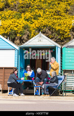 Bournemouth Dorset, Regno Unito. 26 Mar, 2017. Regno Unito: meteo bella calda giornata di sole come famiglie prendere la mamma al mare per celebrare la festa della mamma e approfittate del sole a Bournemouth spiagge. Famiglia festeggiano le mamme giorno presso il Beach Hut. Credito: Carolyn Jenkins/Alamy Live News Foto Stock