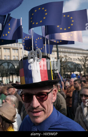 Amburgo, Germania. 26 Mar, 2017. Europa sostenitori dimostrando con bandiere e palloncini per un'Europa unita e pacifica presso la piazza del municipio di Amburgo, Germania, 26 marzo 2017. Gli organizzatori della "Pulse dell'Europa" di movimento hanno chiamato per questa dimostrazione regolari. Foto: Axel Heimken/dpa/Alamy Live News Foto Stock