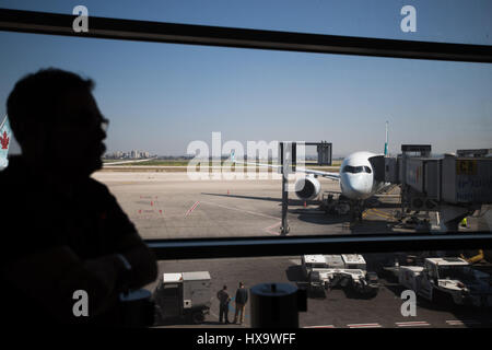 Tel Aviv, Israele. 26 Mar, 2017. Un viandante guarda un Cathay Pacific Airbus A350-900 jet del passeggero all'Aeroporto Internazionale Ben Gurion, Israele, il 26 marzo 2017. Cathay Pacific ha lanciato domenica un nuovo itinerario di volo collega a Hong Kong e a Tel Aviv. La compagnia aerea sarà in grado di eseguire 4 voli settimanali su questa rotta con un volo supplementare ogni settimana durante la stagione di punta. Credito: Guo Yu/Xinhua/Alamy Live News Foto Stock