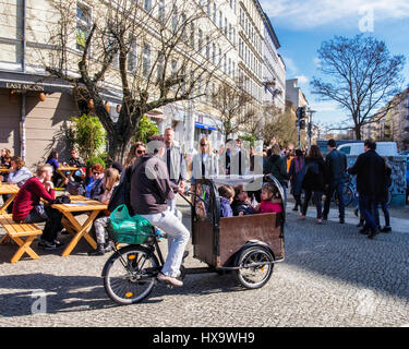 Berlino, Germania, 26 marzo 2017. Gli orologi spostato in avanti oggi e i berlinesi si è avventurato all'aperto per godere il caldo sole primaverile nella città di parchi e strade. Eden Breitz/Alamy Live News Foto Stock