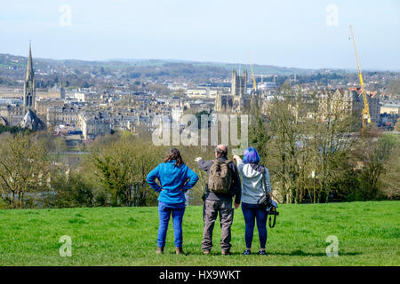 Bath, Regno Unito. 26 Mar, 2017. Tre gli scuotipaglia / ramblers Deluxe Doubles sulla collina che domina la città di Bath sono ritratte guardando verso il basso sulla città di Bath come essi approfittare del bel tempo e il caldo sole primaverile. Foto Stock