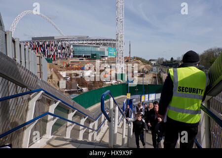 Londra, Regno Unito. 26 Mar, 2017. Extra di sicurezza presso l'ingresso allo stadio di Wembley prima della Coppa del Mondo di calcio il qualificatore gioco tra Inghilterra e la Lituania Credito: Julio Etchart/Alamy Live News Foto Stock