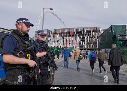 Londra, Regno Unito. 26 Mar, 2017. Polizia armata in ingresso allo stadio di Wembley prima della Coppa del Mondo di calcio il qualificatore gioco tra Inghilterra e la Lituania Credito: Julio Etchart/Alamy Live News Foto Stock