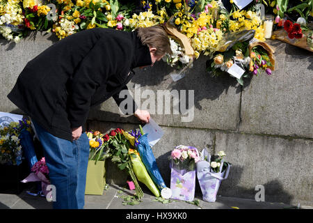 25 mar 2017. Le persone che lasciano omaggi floreali e messaggi per il terrore di Westminster vittime di attacco durante il Unite per l'Europa marzo a Londra, Regno Unito. Foto Stock