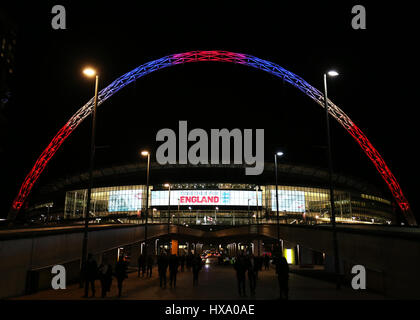 Lo stadio di Wembley, Londra, Regno Unito. Il 26 marzo 2017. World Cup 2018 qualifica calcio, Inghilterra contro la Lituania; Wembley Stadium Arco illuminato in rosso, bianco e blu per i colori in memoria di coloro che sono morti nella Westminster attacchi terroristici come le ventole lasciare lo stadio Credit: Azione Plus immagini di sport/Alamy Live News Foto Stock