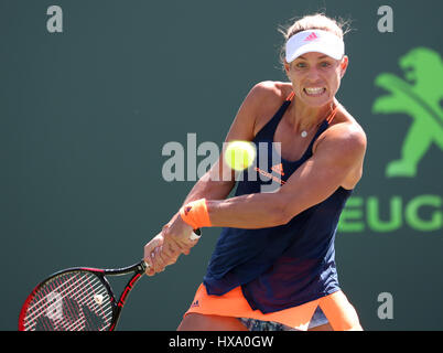 Key Biscayne, Florida, Stati Uniti d'America. 26 Mar, 2017. Angelique Kerber, della Germania, in azione durante la sua partita vincente contro la Shelby Rogers, degli Stati Uniti, al 2017 Miami Open presentato da Itau professional tennis tournament, ha suonato in occasione di Crandon Park Tennis Center di Key Biscayne, Florida, Stati Uniti d'America. Kerber d Rogers 6-4 7-5. Mario Houben/CSM/Alamy Live News Foto Stock