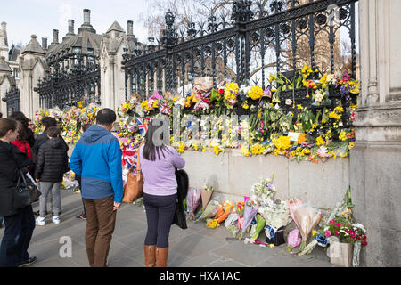 Westminster, Regno Unito. 26 Mar, 2017. La gente di sinistra a omaggi floreali per le vittime innocenti del recente attacco terroristico su piazza del Parlamento a Londra Credito: Keith Larby/Alamy Live News Foto Stock