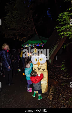 Vancouver, BC, Canada. Xxv Marzo 2017. I bambini guardano alla lanterna di gufo di notte alla ricerca della natura evento lanterna, spirito pacifico Parco Regionale, Vancouver, British Columbia, Canada. Credito: Michael Wheatley/Alamy Live News Foto Stock