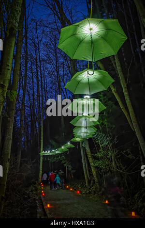 Vancouver, BC, Canada. Xxv Marzo 2017. Tettuccio parasole lanterne, notte natura quest evento lanterna, spirito pacifico Parco Regionale, Vancouver, British Columbia, Canada. Credito: Michael Wheatley/Alamy Live News Foto Stock