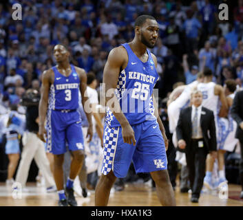 Memphis, TN, Stati Uniti d'America. 26 Mar, 2017. Kentucky Wildcats Edrice avanti ''Bam'' Adebayo (3) e Kentucky Wildcats guard Dominique Hawkins (25) camminato fuori dopo l'Università di Kentucky perso all'università di North Carolina nella partita di campionato del NCAA Regione Sud al FedExForum di Memphis, TN., Domenica Marzo 256, 2017. Questa è la seconda metà di azione. Ha vinto UNC 75-73. Credito: Lexington Herald-Leader/ZUMA filo/Alamy Live News Foto Stock