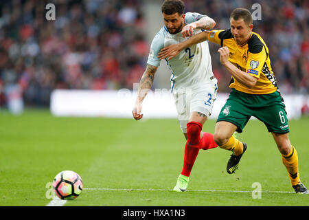 Londra, Regno Unito. 26 Mar, 2017. Kyle Walker (L) dell'Inghilterra il sistema VIES con Mindaugas Grigaravicius della Lituania durante la Coppa del Mondo FIFA Qualifica Europea Gruppo F corrisponde allo stadio di Wembley a Londra, Gran Bretagna il 26 marzo 2017. In Inghilterra ha vinto 2-0. Credito: Han Yan/Xinhua/Alamy Live News Foto Stock