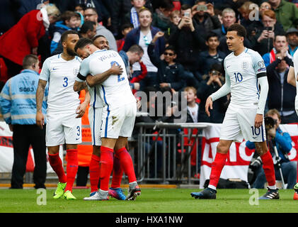 Londra, Regno Unito. 26 Mar, 2017. Jermain Defoe (3 L) dell'Inghilterra celebra dopo rigature durante la Coppa del Mondo FIFA Qualifica Europea Gruppo F match tra Inghilterra e la Lituania allo Stadio di Wembley a Londra, Gran Bretagna il 26 marzo 2017. In Inghilterra ha vinto 2-0. Credito: Han Yan/Xinhua/Alamy Live News Foto Stock