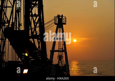 (170327) -- A BORDO JOIDES RISOLUZIONE, Marzo 27, 2017 (Xinhua) -- Photo preso a bordo gli Stati Uniti nave di perforazione risoluzione JOIDES mostra il panorama al tramonto del Mare della Cina del Sud il 18 marzo 2017. Scienziati provenienti da Cina, Stati Uniti, in Francia e in altri paesi sono stati gli Stati Uniti nave di perforazione risoluzione JOIDES per condurre una spedizione per il Mare della Cina del Sud. Come parte dell'Oceano internazionale Programma di scoperta, essi potranno esplorare la litosfera estensione durante la disgregazione continentale, per la foratura in quattro siti nella zona settentrionale del Mare della Cina del Sud per una profondità fino a 4.000 metri. La s Foto Stock