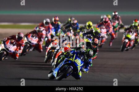 Doha in Qatar. 26 Mar, 2017. Piloti competere durante la corsa finale di 2017 FIM MotoGP Grand Prix del Qatar al Circuito Internazionale di Losail a Doha, capitale del Qatar, il 26 marzo 2017. Credito: Nikku/Xinhua/Alamy Live News Foto Stock