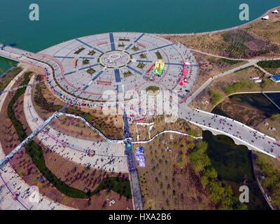 Liaocheng, Liaocheng, Cina. 26 Mar, 2017. Riprese aeree del Lago Jinniu in Liaocheng, est della Cina di Provincia di Shandong, Marzo 26th, 2017. Credito: SIPA Asia/ZUMA filo/Alamy Live News Foto Stock