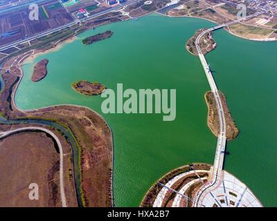 Liaocheng, Liaocheng, Cina. 26 Mar, 2017. Riprese aeree del Lago Jinniu in Liaocheng, est della Cina di Provincia di Shandong, Marzo 26th, 2017. Credito: SIPA Asia/ZUMA filo/Alamy Live News Foto Stock