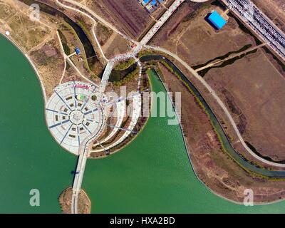 Liaocheng, Liaocheng, Cina. 26 Mar, 2017. Riprese aeree del Lago Jinniu in Liaocheng, est della Cina di Provincia di Shandong, Marzo 26th, 2017. Credito: SIPA Asia/ZUMA filo/Alamy Live News Foto Stock