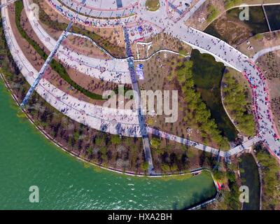 Liaocheng, Liaocheng, Cina. 26 Mar, 2017. Riprese aeree del Lago Jinniu in Liaocheng, est della Cina di Provincia di Shandong, Marzo 26th, 2017. Credito: SIPA Asia/ZUMA filo/Alamy Live News Foto Stock