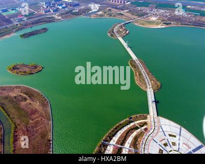 Liaocheng, Liaocheng, Cina. 26 Mar, 2017. Riprese aeree del Lago Jinniu in Liaocheng, est della Cina di Provincia di Shandong, Marzo 26th, 2017. Credito: SIPA Asia/ZUMA filo/Alamy Live News Foto Stock