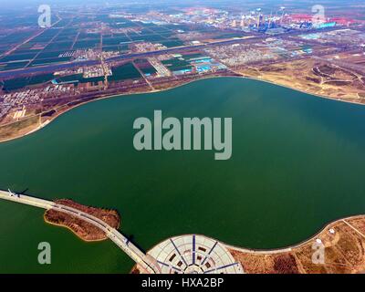 Liaocheng, Liaocheng, Cina. 26 Mar, 2017. Riprese aeree del Lago Jinniu in Liaocheng, est della Cina di Provincia di Shandong, Marzo 26th, 2017. Credito: SIPA Asia/ZUMA filo/Alamy Live News Foto Stock