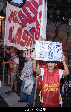 Marzo 24, 2017 - Buenos Aires, Argentina - Centinaia di migliaia di demostrators da tutta Argentina hanno marciato oggi a Plaza de Mayo di Buenos Aires per il Memorial Day (credito Immagine: © Maximiliano Javier Ramos via ZUMA filo) Foto Stock