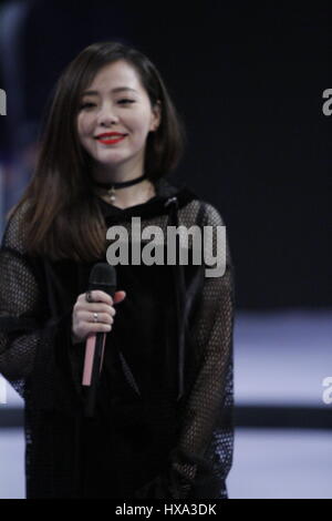 Beijing, Pechino, Cina. 25 Mar, 2017. Pechino, Cina-marzo 25 2017: (solo uso editoriale. Cina OUT).cantante cinese Jane Zhang esegue al DHUB cerimonia di apertura della Cina durante la Fashion Week di Pechino, Marzo 25th, 2017. Credito: SIPA Asia/ZUMA filo/Alamy Live News Foto Stock