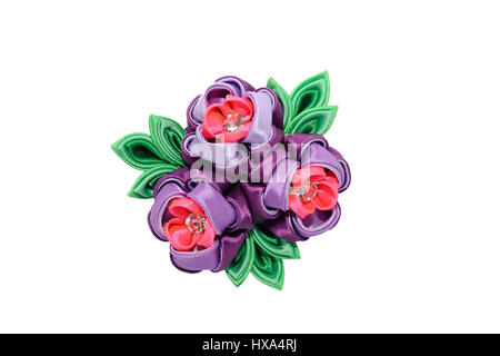 Kanzashi. Rosa viola fiori artificiali isolate su sfondo bianco Foto Stock