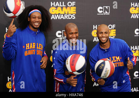 Harlem Globetrotters arriva al quarto Annual Cartoon Network Hall Of Game Awards a Barker Hangar il 15 febbraio 2014 in Santa Monica, California. Foto Stock