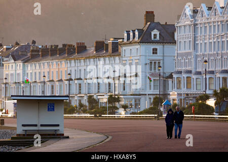 Un paio di camminare lungo la passeggiata presso il famoso resort costiero città di Llandudno, il Galles del Nord con i numerosi alberghi e ristoranti e B&B Foto Stock
