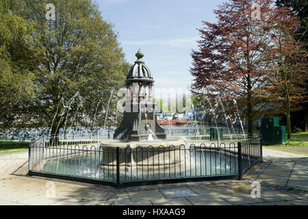 L'Ada trogolo Lewis memorial originariamente una fontanella spostato a ponte Park 2010 Foto Stock