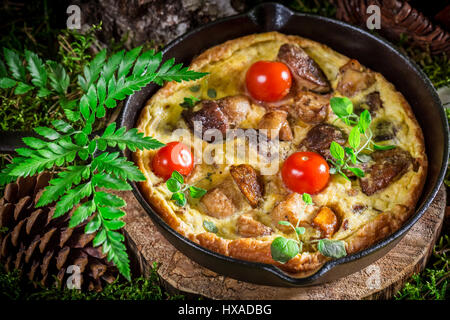 Gustose uova strapazzate con i funghi di bosco Foto Stock