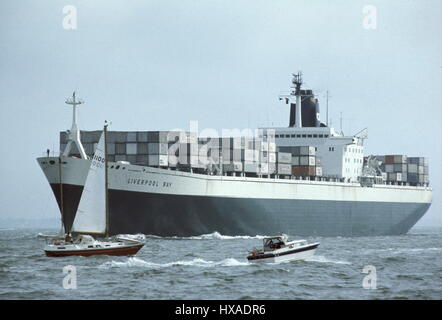 AJAXNETPHOTO. 1973. SOLENT, Inghilterra. - Perfezionamento attivo legato - OCL nave container di Liverpool Bay (58,8222 TSL) passando COWES sul modo di Southampton. Foto:JONATHAN EASTLAND/AJAX REF:21207 3 6 Foto Stock