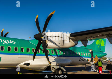 Aer Lingus ATR 72-600 registrazione EI-FNA azionato da aria Stobart si siede sul piazzale a Birmingham (BHX) pronto a volare a Cork (ORK) in Irlanda. Foto Stock