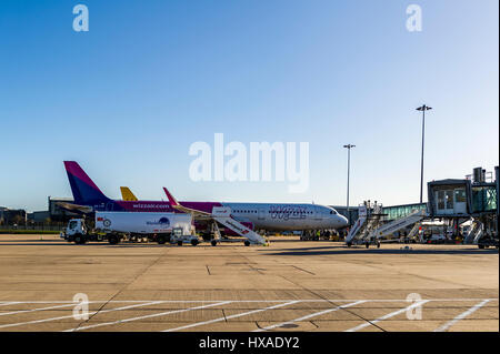 Wizz Air Airbus A321 la registrazione HA-LXE boards i passeggeri all'Aeroporto di Birmingham (BHX), Regno Unito. Foto Stock