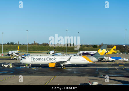 Airbus A321, registrazione G-TCDJ azionato da Thomas Cook, si prepara a un taxi per la pista di decollo all'Aeroporto di Birmingham, Regno Unito. Foto Stock