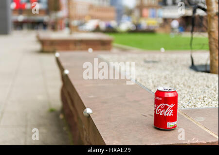 Svuotare la Coca Cola può scartare, lettiere, a Coventry, Regno Unito. Foto Stock