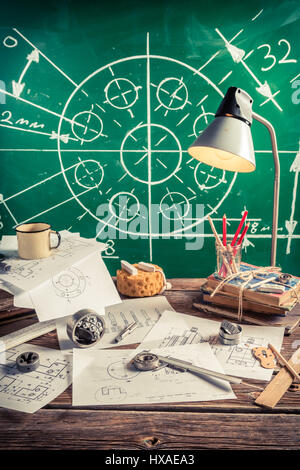Laboratorio di disegno tecnico a scuola sul vecchio tavolo in legno Foto Stock
