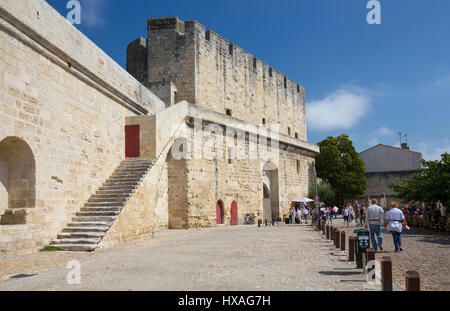 La ben conservata cinta medievale di Aigues-Mortes, Gard, Francia Foto Stock