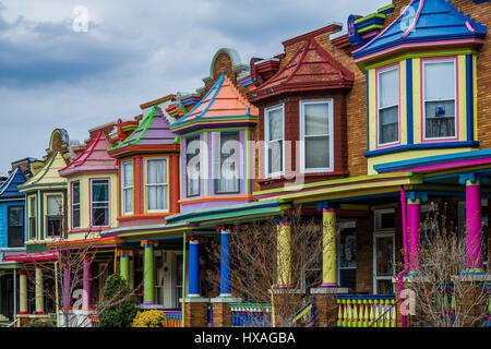 Riga di colorate case lungo Guilford Avenue Charles Village, Baltimore, Maryland. Foto Stock