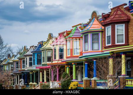 Riga di colorate case lungo Guilford Avenue Charles Village, Baltimore, Maryland. Foto Stock