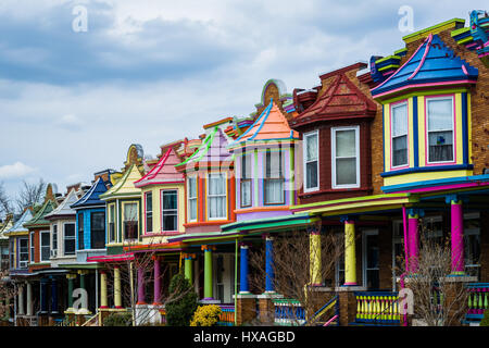 Riga di colorate case lungo Guilford Avenue Charles Village, Baltimore, Maryland. Foto Stock