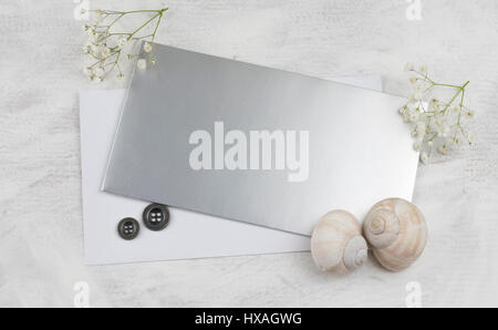Bellissimo biglietto di auguri su una tavola decorati con conchiglie e fiori Foto Stock
