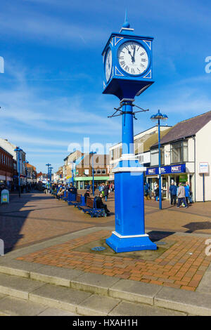 Piccola torre dell Orologio nell'area pedonale per High Street in redcar cleveland England Regno Unito Foto Stock