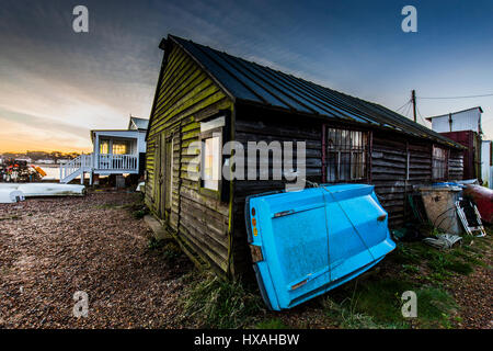 Felixstowe Ferry Sailing Club hut su una mattina di primavera. Foto Stock