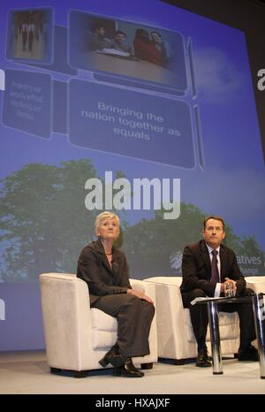 DAME PAULINE NEVILLE-JONES & LIAM FOX MP SECURITY ADVISOR PER IL LEADER 02 ottobre 2007 WINTER GARDENS BLACKPOOL INGHILTERRA Foto Stock