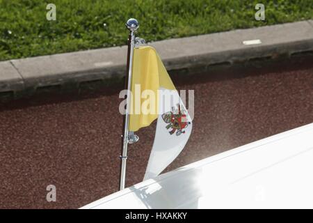 Bandiera del Vaticano il Papa MOBILE IL PAPA AUTO 11 settembre 2006 ALTOTTING GERMANIA Foto Stock