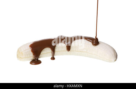 Banana è versato sopra con il cioccolato liquido. Banana isolato su sfondo bianco Foto Stock